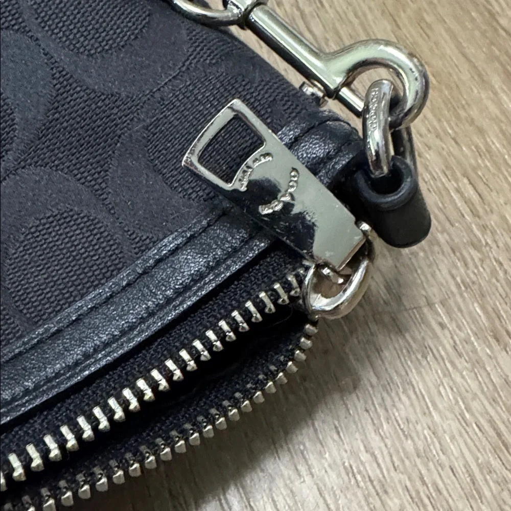 Coach Black Signature purse in good condition - Picture 7 of 8